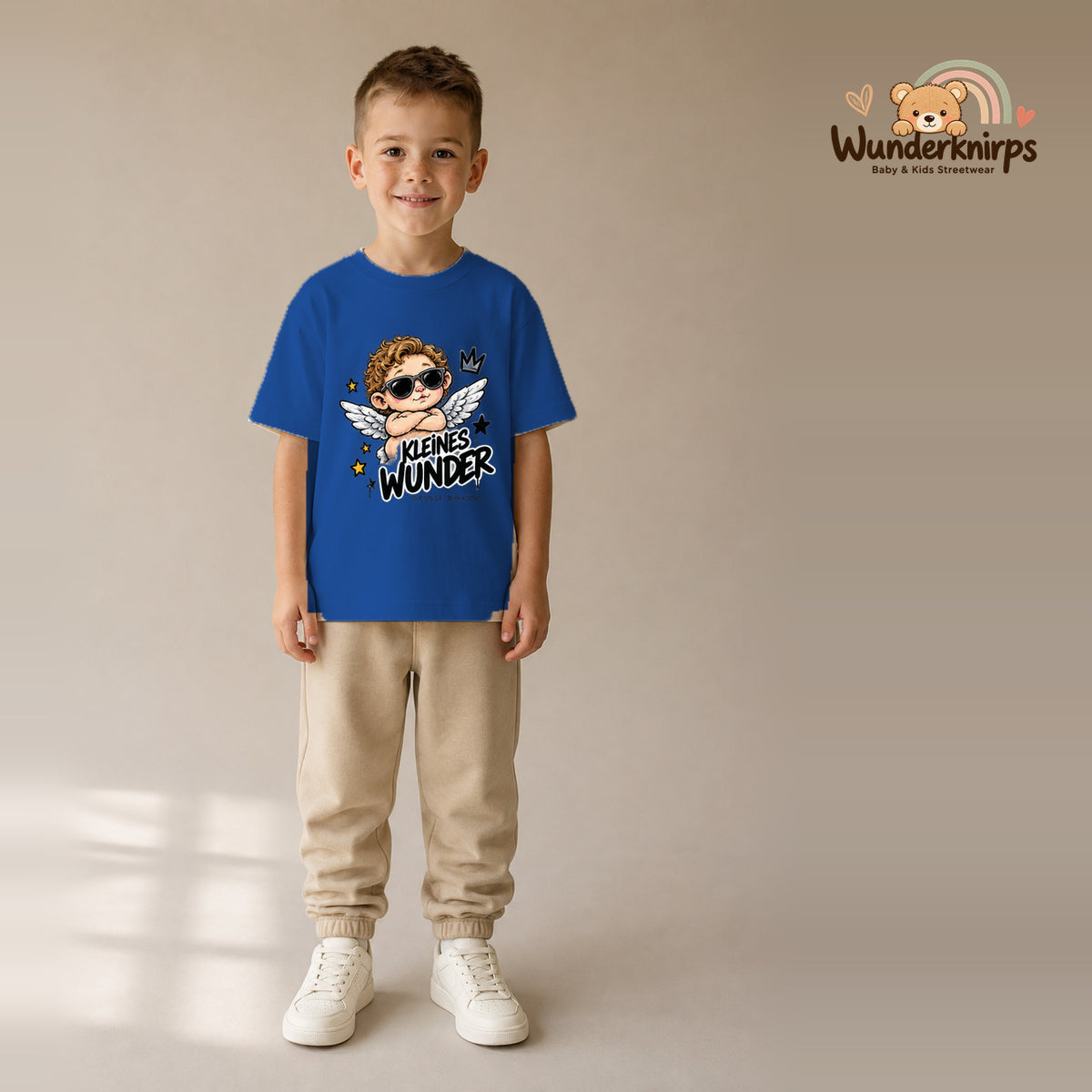 T-Shirt für Jungen in Blau mit Motiv „Kleines Wunder“, getragen von einem Kind – Wunderknirps.