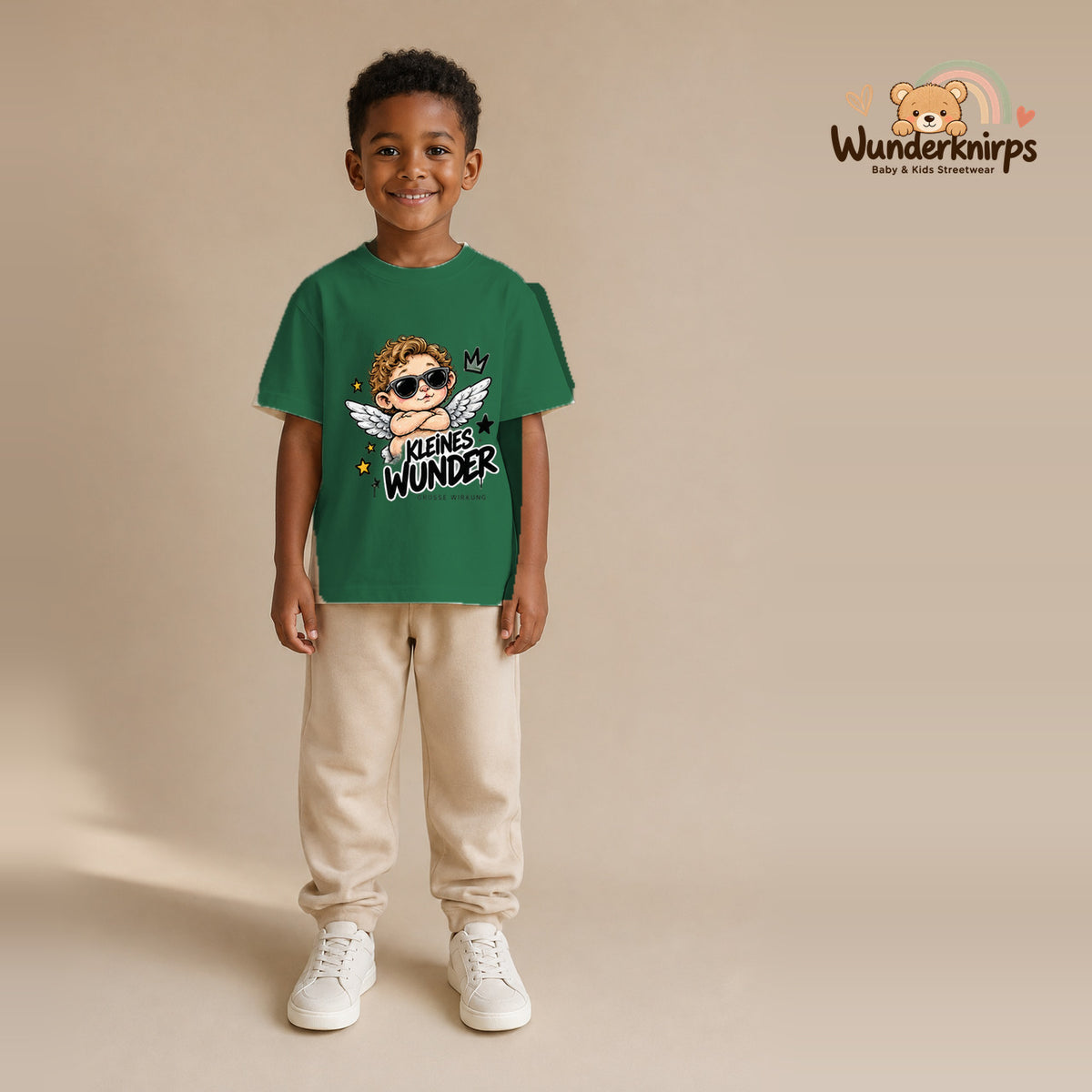T-Shirt für Jungen in Grün mit Motiv „Kleines Wunder“, getragen von einem Kind – Wunderknirps.