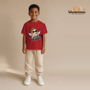 T-Shirt für Jungen in Rot mit Motiv „Kleines Wunder“, getragen von einem Kind – Wunderknirps.