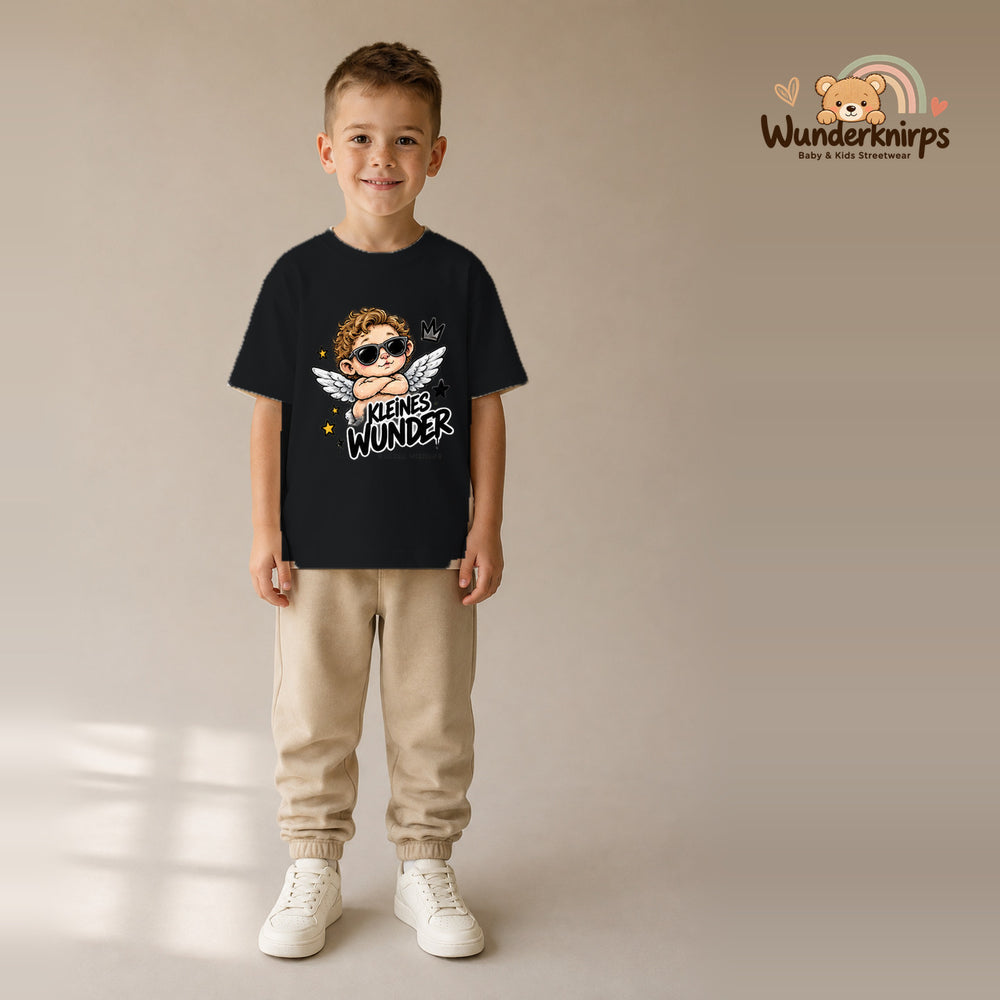 T-Shirt für Jungen in Schwarz mit Motiv „Kleines Wunder“, getragen von einem Kind – Wunderknirps.