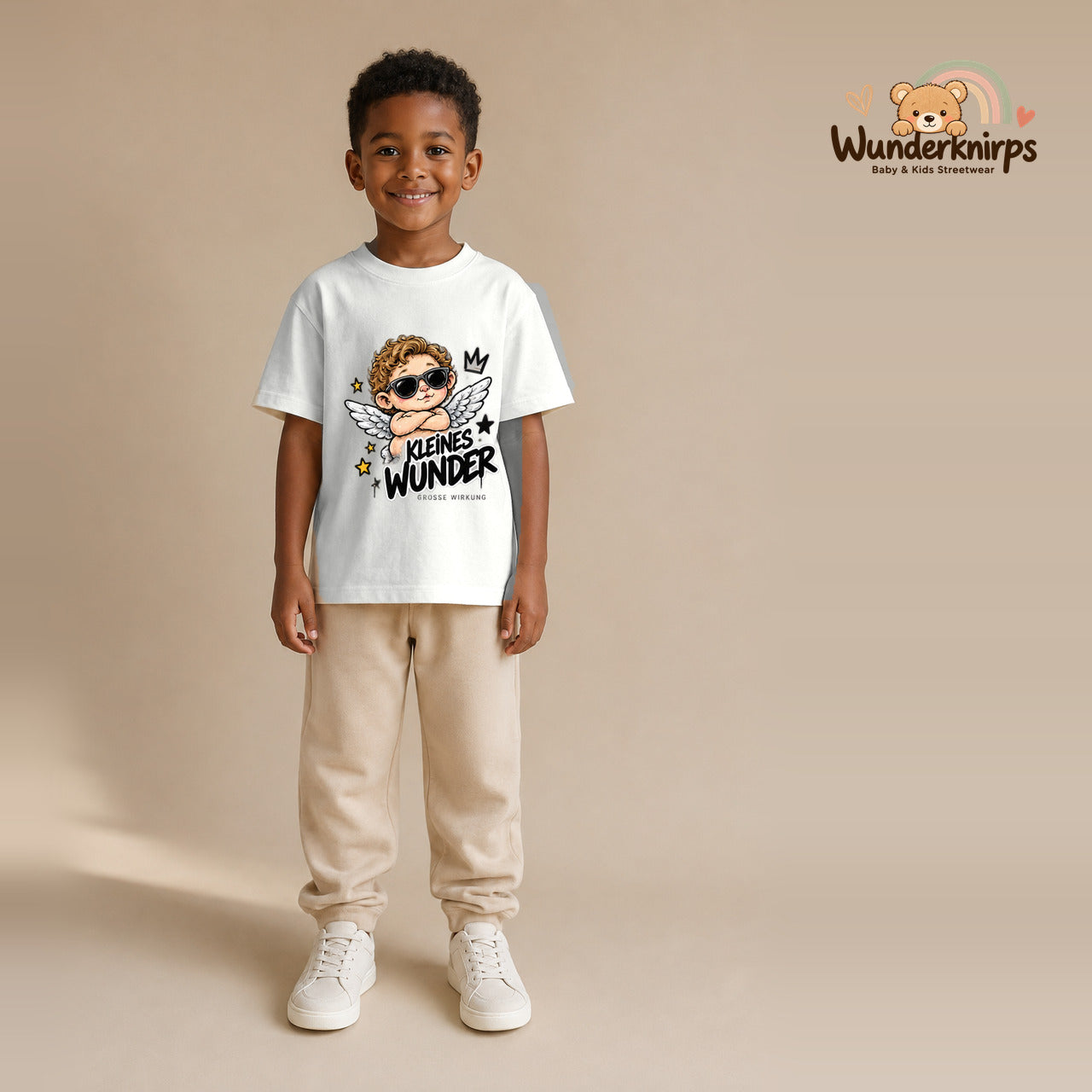 T-Shirt für Jungen in Weiß mit Motiv „Kleines Wunder“, getragen von einem Kind – Wunderknirps.