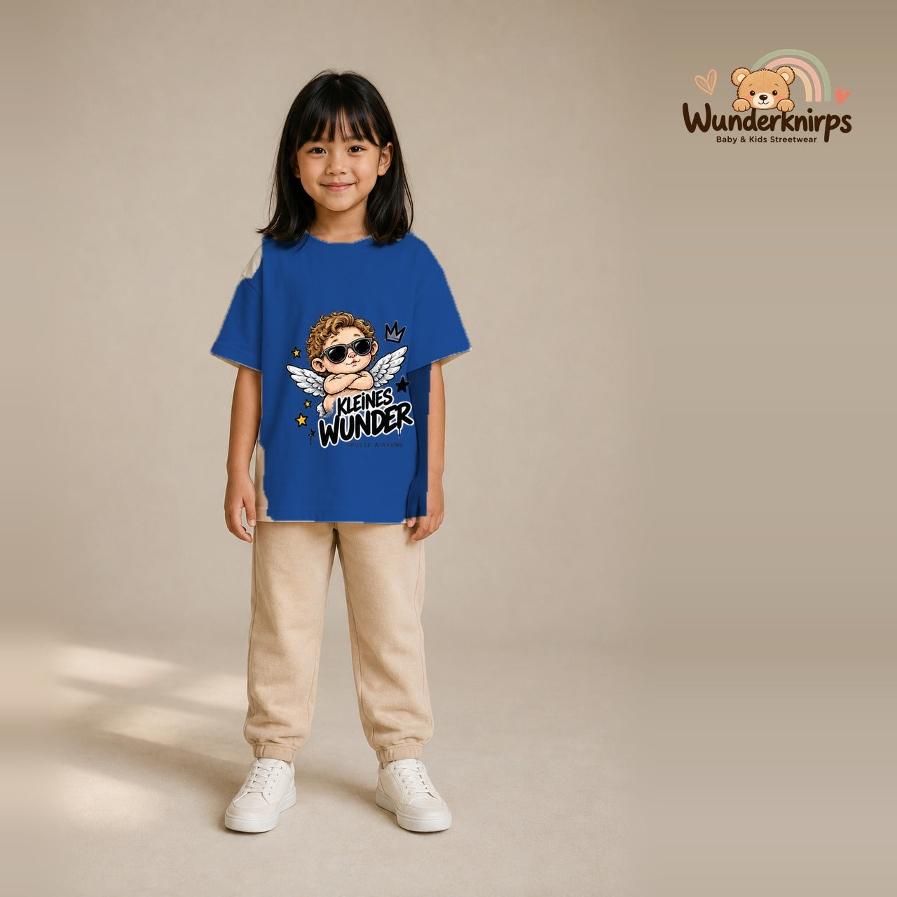 T-Shirt für Mädchen in Blau mit Motiv „Kleines Wunder“, getragen von einem Kind – Wunderknirps.