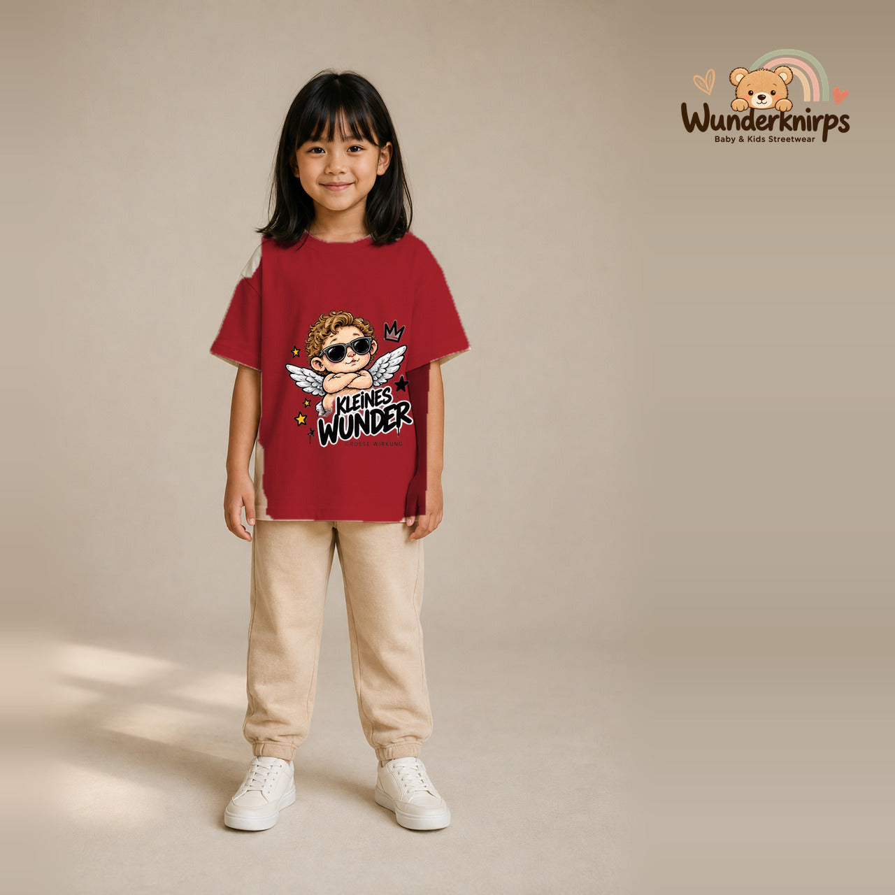T-Shirt für Mädchen in Rot mit Motiv „Kleines Wunder“, getragen von einem Kind – Wunderknirps.