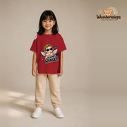 T-Shirt für Mädchen in Rot mit Motiv „Kleines Wunder“, getragen von einem Kind – Wunderknirps.
