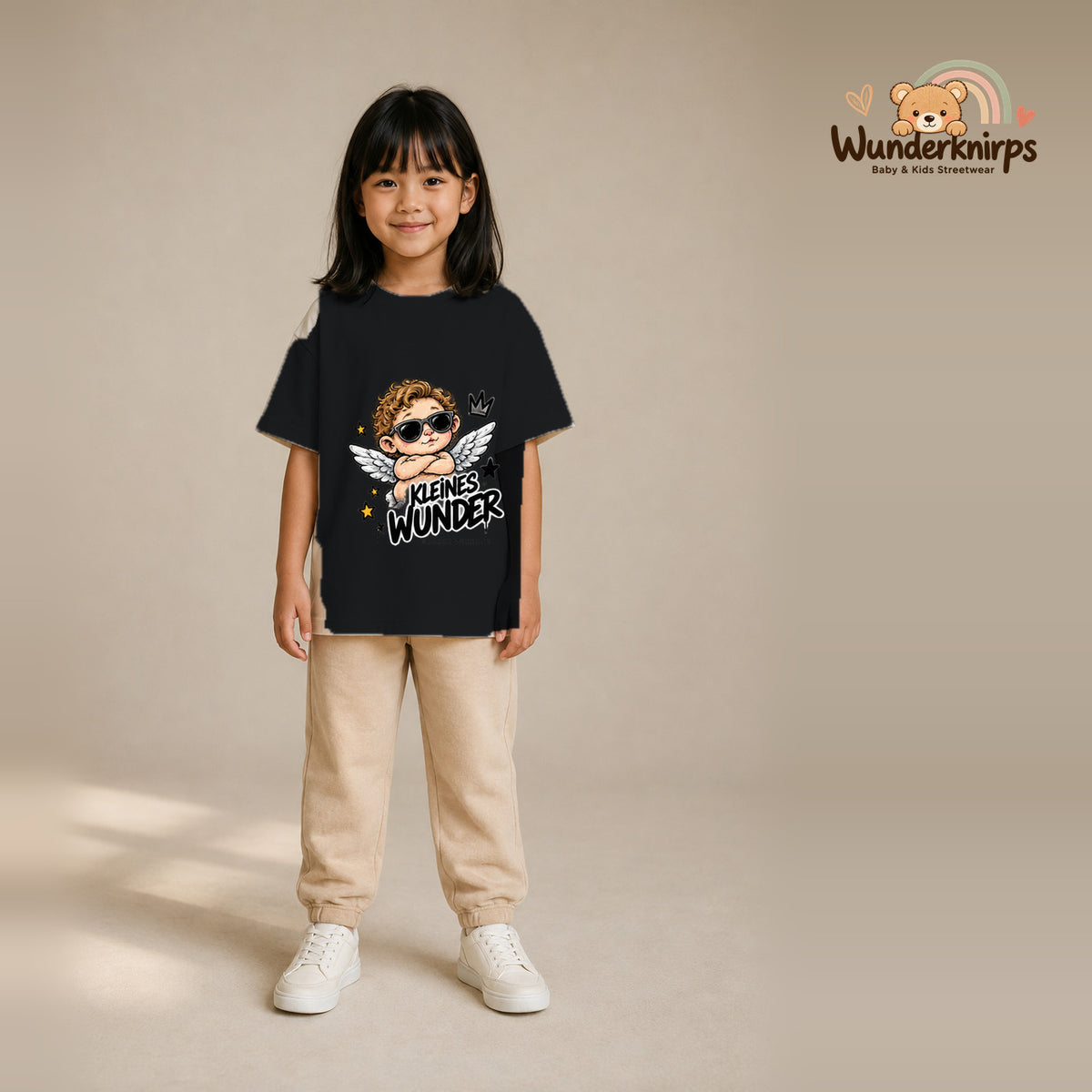 T-Shirt für Mädchen in Schwarz mit Motiv „Kleines Wunder“, getragen von einem Kind – Wunderknirps.