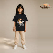 T-Shirt für Mädchen in Schwarz mit Motiv „Kleines Wunder“, getragen von einem Kind – Wunderknirps.