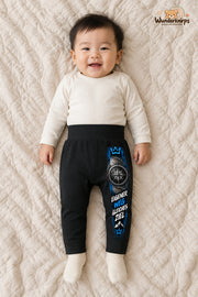 Kompass Alltagsheld – Eigener weg gleiches ziel – Babyhose für Jungen: Schwarz mit Kompass-Druck am Hosenbein – Wunderknirps.