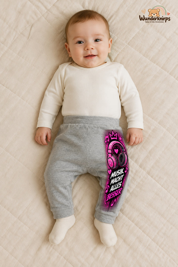 Kopfhörer Streetstyle – Musik macht alles besser – Babyhose für Jungen: Grau meliert mit Kopfhörer-Druck am Hosenbein – Wunderknirps.