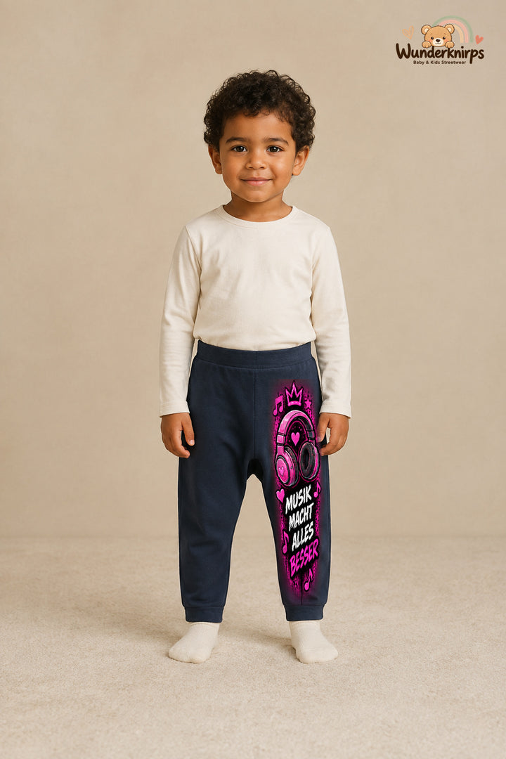 Kopfhörer Streetstyle – Musik macht alles besser – Babyhose für Jungen: Navy mit Kopfhörer-Druck am Hosenbein – Wunderknirps.