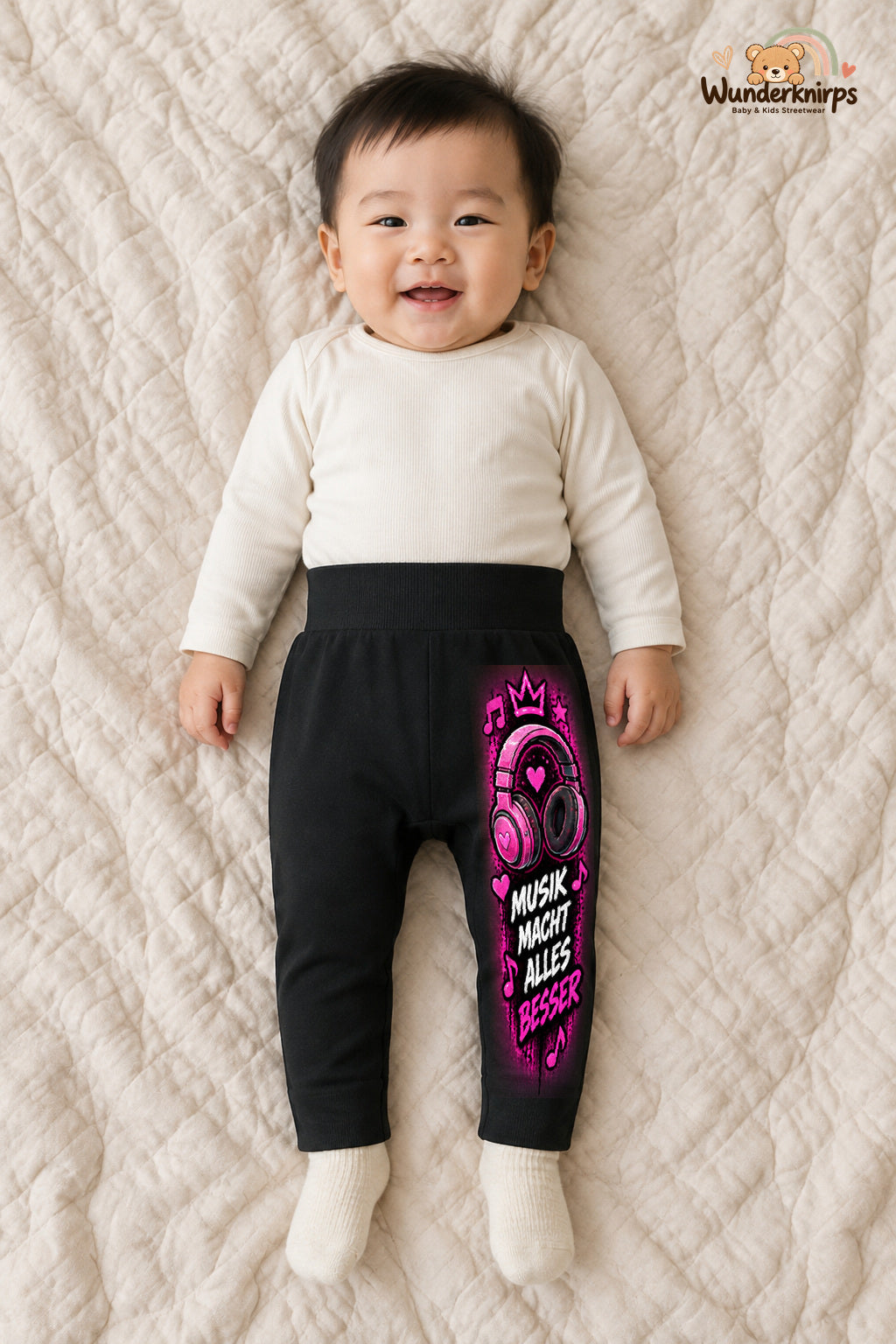 Kopfhörer Streetstyle – Musik macht alles besser – Babyhose für Jungen: Schwarz mit Kopfhörer-Druck am Hosenbein – Wunderknirps.