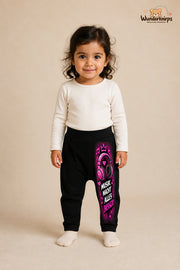 Kleine Weltentdeckerin: Musik macht alles besser – Babyhose für Mädchen: Schwarz mit Kopfhörer-Druck am Hosenbein – Wunderknirps.