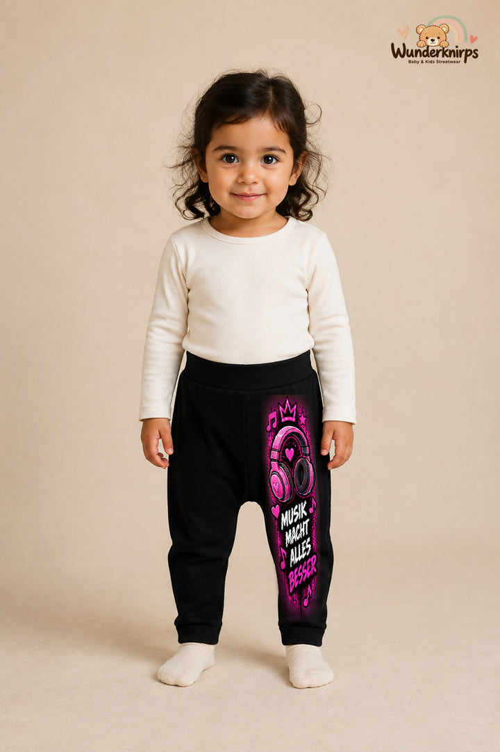 Kleine Weltentdeckerin: Musik macht alles besser – Babyhose für Mädchen: Schwarz mit Kopfhörer-Druck am Hosenbein – Wunderknirps.