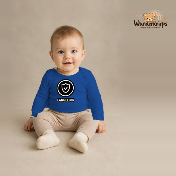 Babybody für Jungen in Blau mit Motiv „Langlebig“, getragen von einem Kind – Wunderknirps.