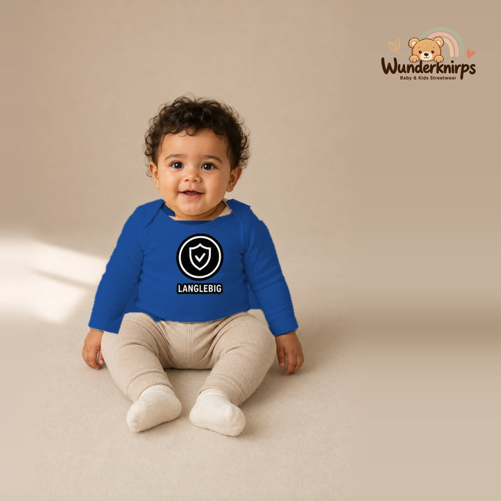Babybody für Jungen in Blau mit Motiv „Langlebig“, getragen von einem Kind – Wunderknirps.