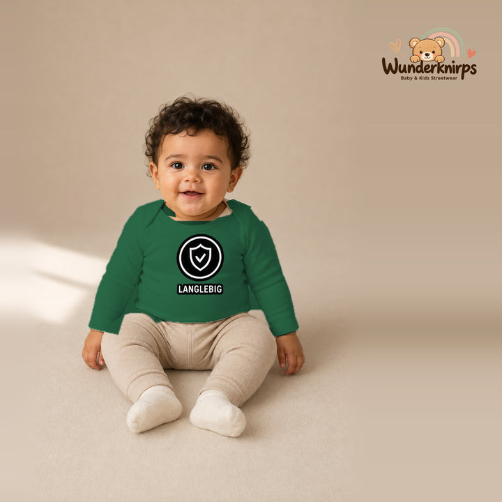 Babybody für Jungen in Grün mit Motiv „Langlebig“, getragen von einem Kind – Wunderknirps.