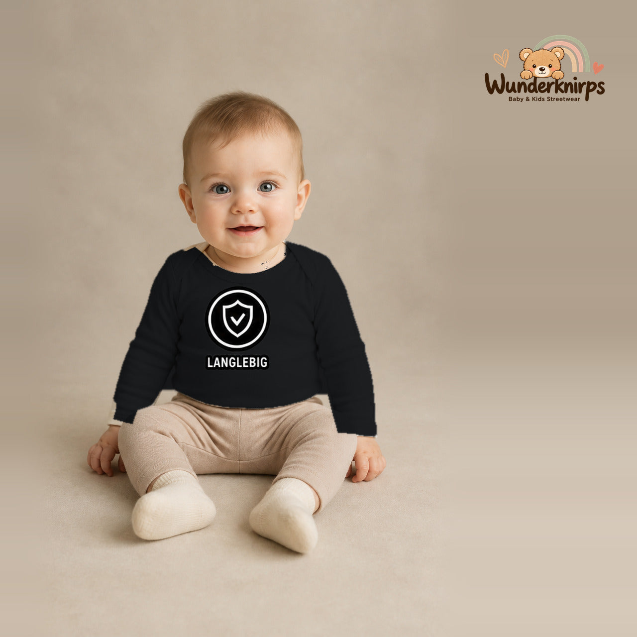 Babybody für Jungen in Schwarz mit Motiv „Langlebig“, getragen von einem Kind – Wunderknirps.