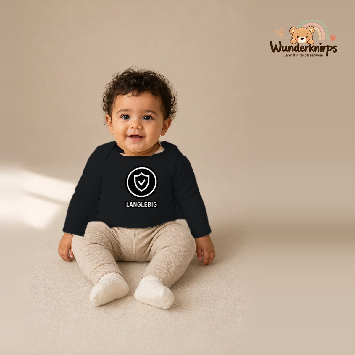 Babybody für Jungen in Schwarz mit Motiv „Langlebig“, getragen von einem Kind – Wunderknirps.