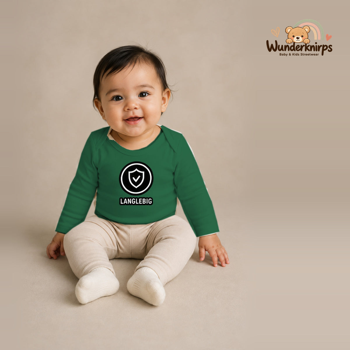 Babybody für Mädchen in Grün mit Motiv „Langlebig“, getragen von einem Kind – Wunderknirps.