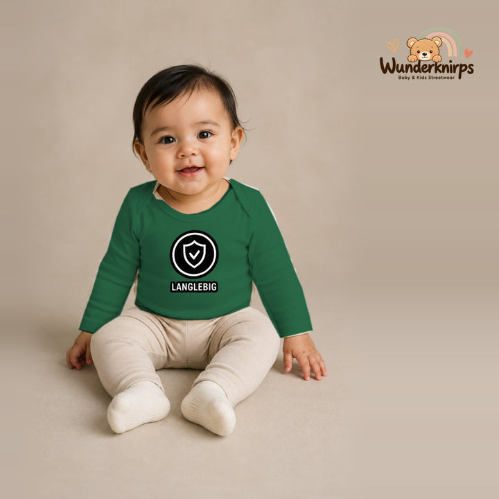 Babybody für Mädchen in Grün mit Motiv „Langlebig“, getragen von einem Kind – Wunderknirps.
