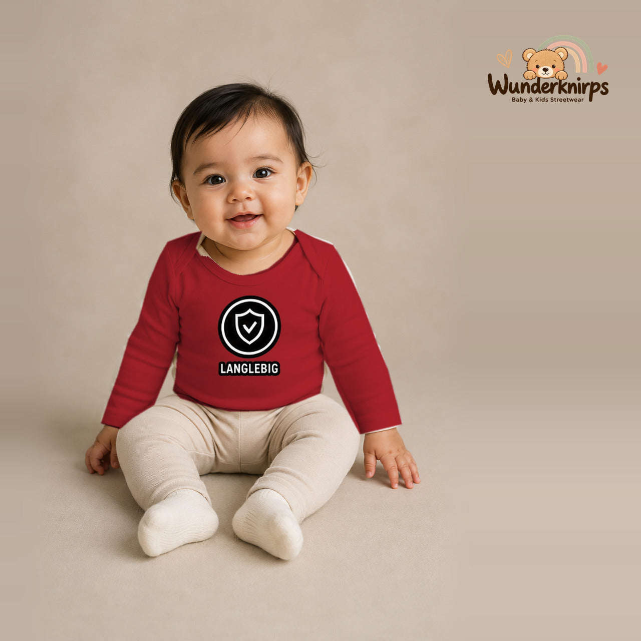 Babybody für Mädchen in Rot mit Motiv „Langlebig“, getragen von einem Kind – Wunderknirps.
