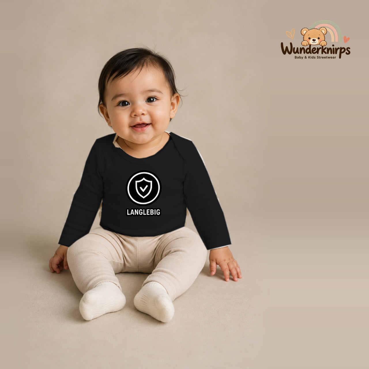 Babybody für Mädchen in Schwarz mit Motiv „Langlebig“, getragen von einem Kind – Wunderknirps.