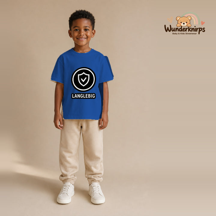 T-Shirt für Jungen in Blau mit Motiv „Langlebig“, getragen von einem Kind – Wunderknirps.