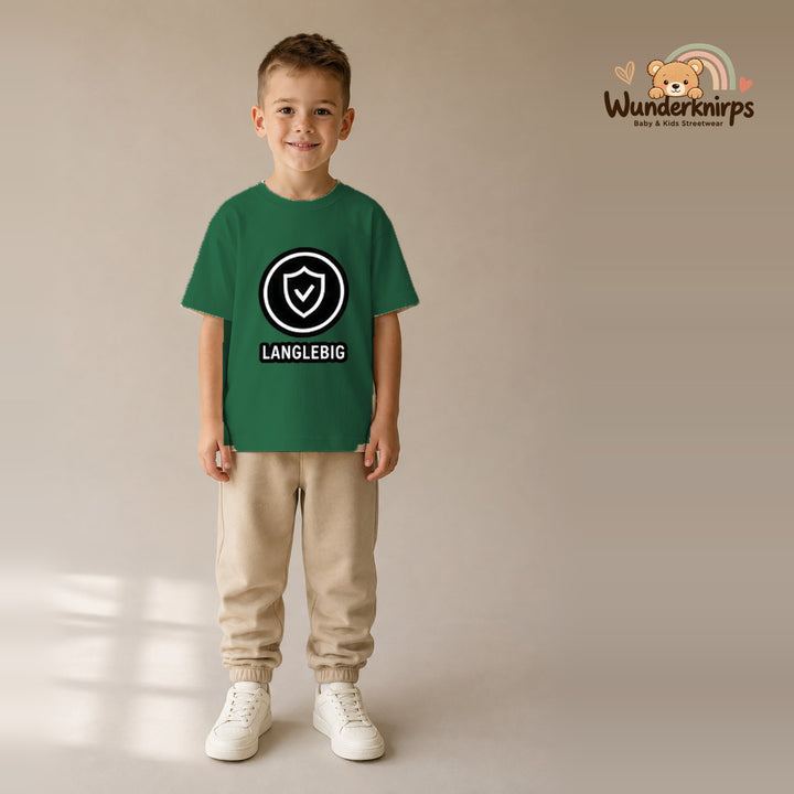 T-Shirt für Jungen in Grün mit Motiv „Langlebig“, getragen von einem Kind – Wunderknirps.