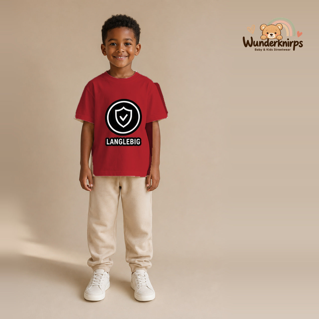 T-Shirt für Jungen in Rot mit Motiv „Langlebig“, getragen von einem Kind – Wunderknirps.