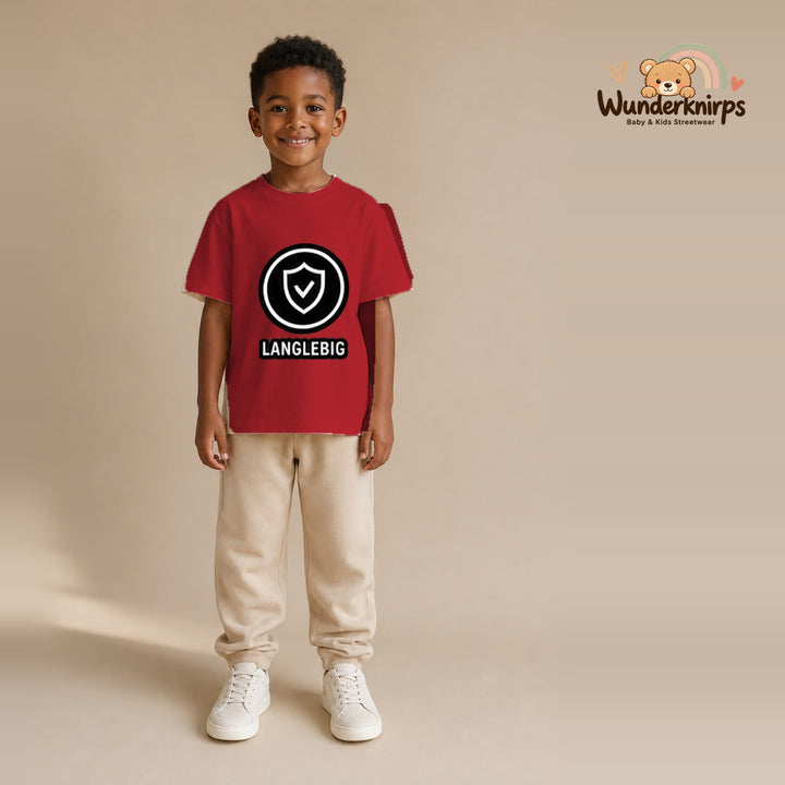 T-Shirt für Jungen in Rot mit Motiv „Langlebig“, getragen von einem Kind – Wunderknirps.