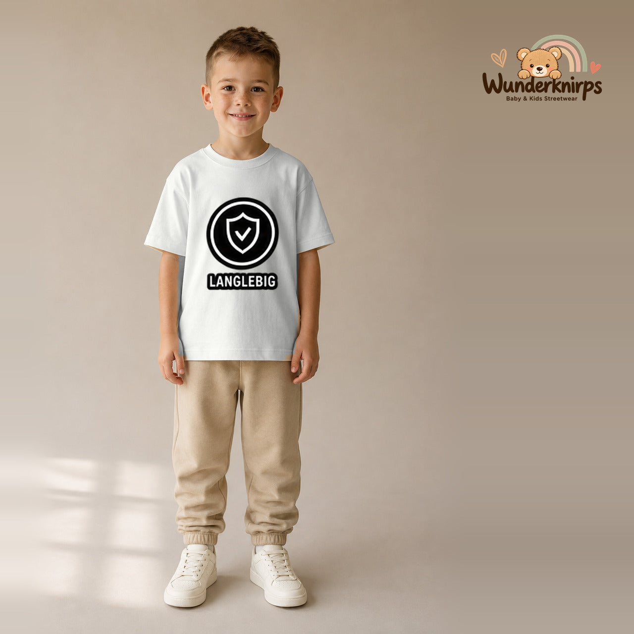 T-Shirt für Jungen in Weiß mit Motiv „Langlebig“, getragen von einem Kind – Wunderknirps.