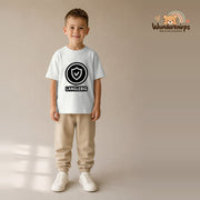 T-Shirt für Jungen in Weiß mit Motiv „Langlebig“, getragen von einem Kind – Wunderknirps.