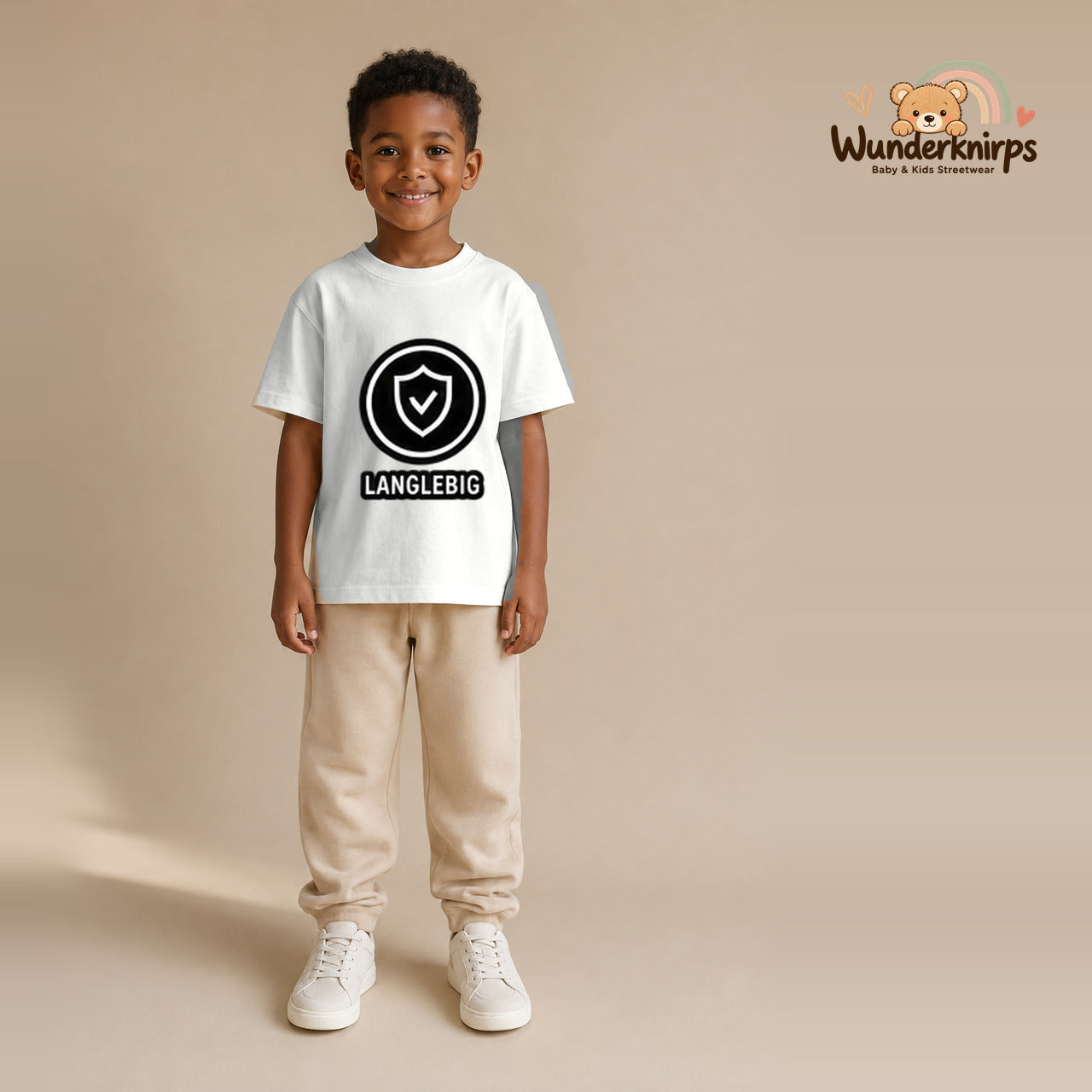 T-Shirt für Jungen in Weiß mit Motiv „Langlebig“, getragen von einem Kind – Wunderknirps.