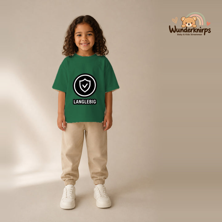 T-Shirt für Mädchen in Grün mit Motiv „Langlebig“, getragen von einem Kind – Wunderknirps.