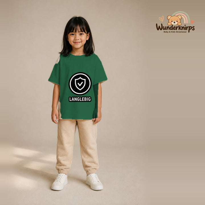 T-Shirt für Mädchen in Grün mit Motiv „Langlebig“, getragen von einem Kind – Wunderknirps.