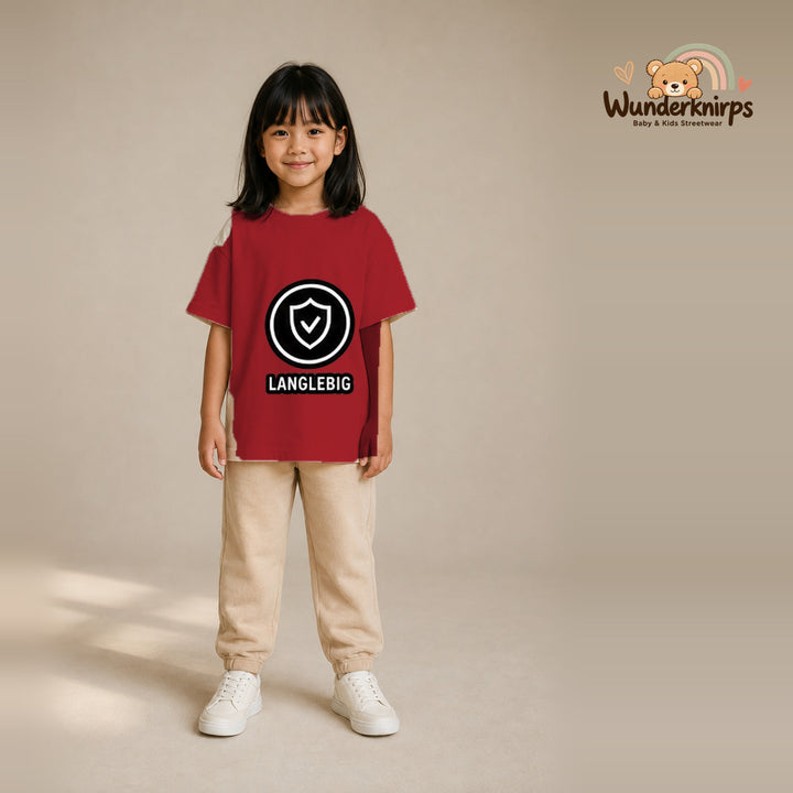 T-Shirt für Mädchen in Rot mit Motiv „Langlebig“, getragen von einem Kind – Wunderknirps.