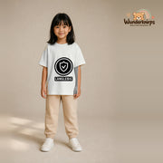 T-Shirt für Mädchen in Weiß mit Motiv „Langlebig“, getragen von einem Kind – Wunderknirps.