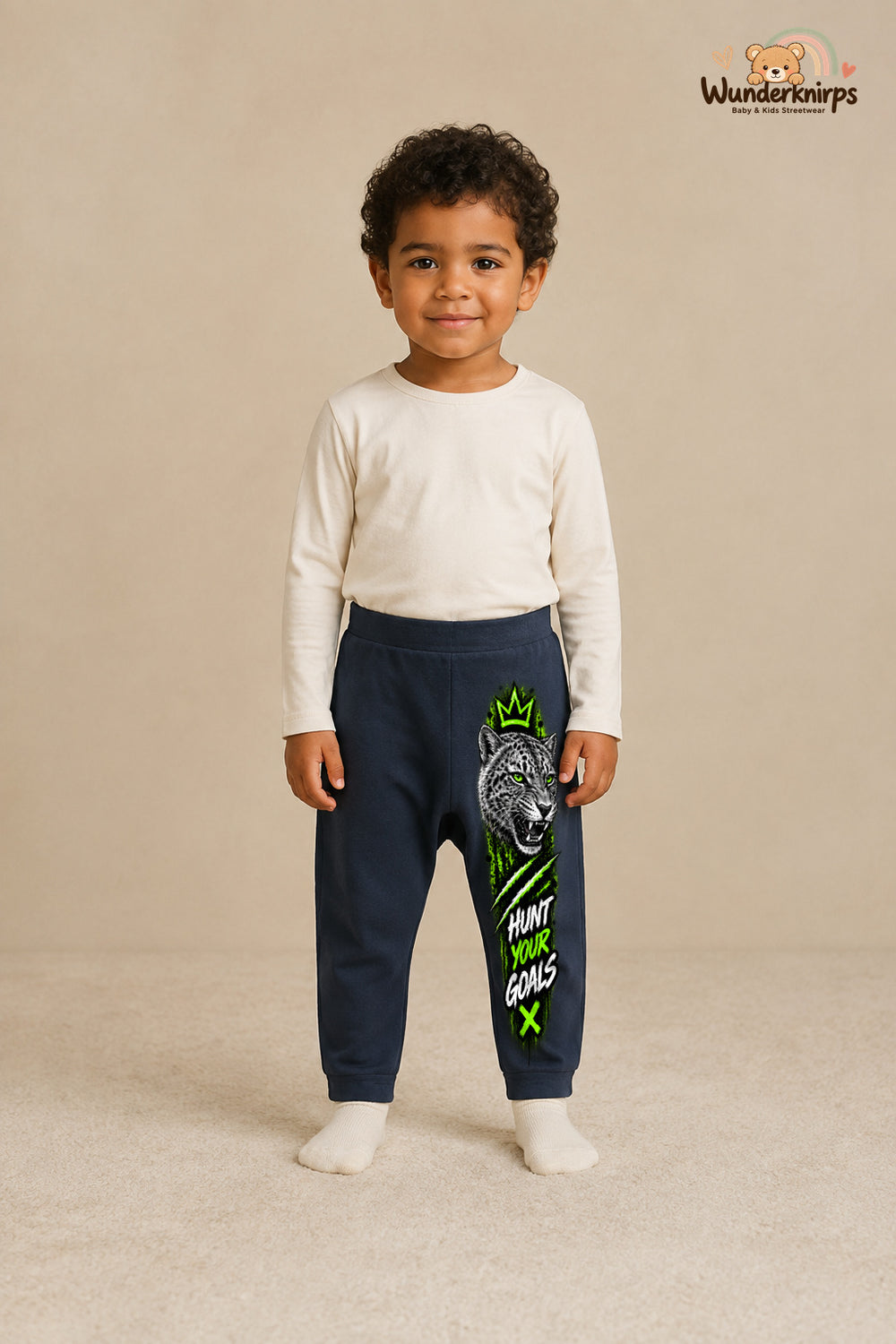 Leopard Alltagsheld – Hunt your goals – Babyhose für Jungen: Navy mit Leopard-Druck am Hosenbein – Wunderknirps.