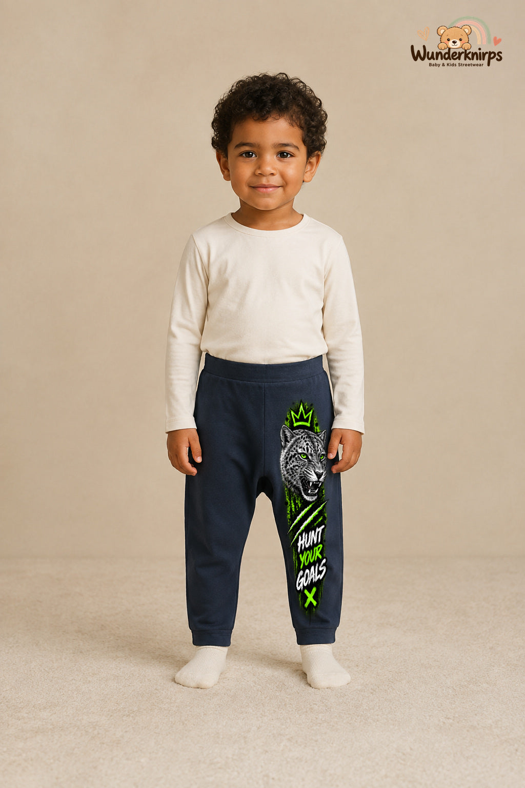 Leopard Alltagsheld – Hunt your goals – Babyhose für Jungen: Navy mit Leopard-Druck am Hosenbein – Wunderknirps.