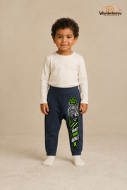Leopard Alltagsheld – Hunt your goals – Babyhose für Jungen: Navy mit Leopard-Druck am Hosenbein – Wunderknirps.