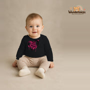Babybody für Jungen in Schwarz mit Motiv „Liebe macht stark“, getragen von einem Kind – Wunderknirps.