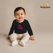 Babybody für Mädchen in Schwarz mit Motiv „Liebe macht stark“, getragen von einem Kind – Wunderknirps.