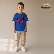 T-Shirt für Jungen in Blau mit Motiv „Liebe macht stark“, getragen von einem Kind – Wunderknirps.