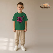 T-Shirt für Jungen in Grün mit Motiv „Liebe macht stark“, getragen von einem Kind – Wunderknirps.