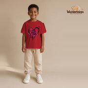 T-Shirt für Jungen in Rot mit Motiv „Liebe macht stark“, getragen von einem Kind – Wunderknirps.