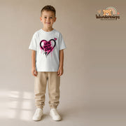 T-Shirt für Jungen in Weiß mit Motiv „Liebe macht stark“, getragen von einem Kind – Wunderknirps.