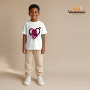 T-Shirt für Jungen in Weiß mit Motiv „Liebe macht stark“, getragen von einem Kind – Wunderknirps.