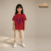 T-Shirt für Mädchen in Rot mit Motiv „Liebe macht stark“, getragen von einem Kind – Wunderknirps.