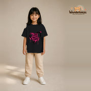 T-Shirt für Mädchen in Schwarz mit Motiv „Liebe macht stark“, getragen von einem Kind – Wunderknirps.