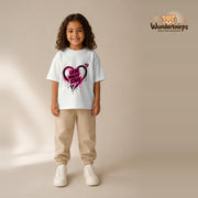 T-Shirt für Mädchen in Weiß mit Motiv „Liebe macht stark“, getragen von einem Kind – Wunderknirps.