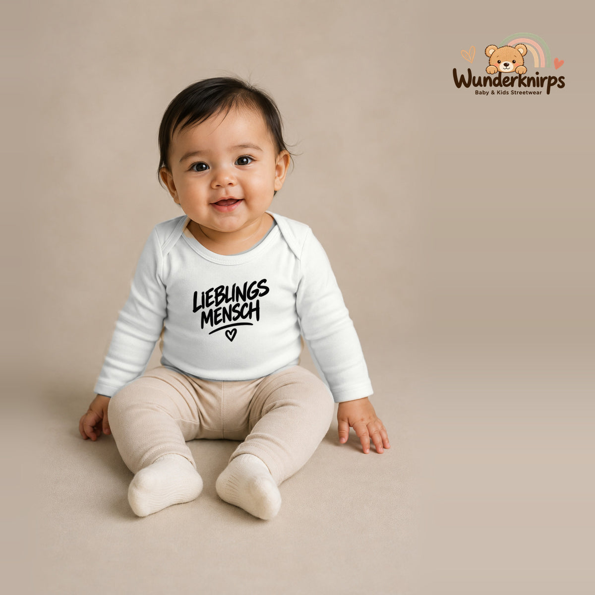 Babybody für Mädchen in Weiß mit Motiv „Lieblingsmensch“, getragen von einem Kind – Wunderknirps.